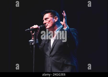 ITALIEN, TURIN, NOVEMBER 22. 2022: Der britische Popsänger Tony Hadley, ehemaliger Leadsänger der Neuen Romantischen Band Spandau Ballet, tritt live auf der Bühne für seine „40.-Jubiläumsreise“ zusammen mit der „Fabolous TH Band“ auf. Stockfoto