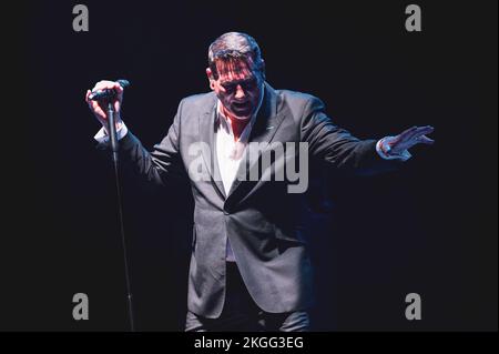 ITALIEN, TURIN, NOVEMBER 22. 2022: Der britische Popsänger Tony Hadley, ehemaliger Leadsänger der Neuen Romantischen Band Spandau Ballet, tritt live auf der Bühne für seine „40.-Jubiläumsreise“ zusammen mit der „Fabolous TH Band“ auf. Stockfoto