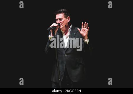 ITALIEN, TURIN, NOVEMBER 22. 2022: Der britische Popsänger Tony Hadley, ehemaliger Leadsänger der Neuen Romantischen Band Spandau Ballet, tritt live auf der Bühne für seine „40.-Jubiläumsreise“ zusammen mit der „Fabolous TH Band“ auf. Stockfoto