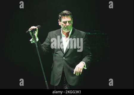 ITALIEN, TURIN, NOVEMBER 22. 2022: Der britische Popsänger Tony Hadley, ehemaliger Leadsänger der Neuen Romantischen Band Spandau Ballet, tritt live auf der Bühne für seine „40.-Jubiläumsreise“ zusammen mit der „Fabolous TH Band“ auf. Stockfoto