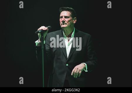 ITALIEN, TURIN, NOVEMBER 22. 2022: Der britische Popsänger Tony Hadley, ehemaliger Leadsänger der Neuen Romantischen Band Spandau Ballet, tritt live auf der Bühne für seine „40.-Jubiläumsreise“ zusammen mit der „Fabolous TH Band“ auf. Stockfoto