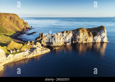 Kinbane Castle bei Sonnenaufgang, Causeway Coast, Nordirland Stockfoto