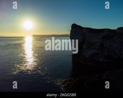 Kinbane Castle bei Sonnenaufgang, Causeway Coast, Nordirland Stockfoto