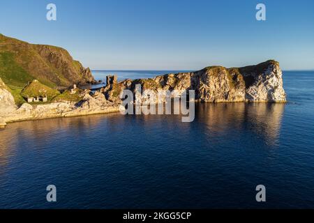 Kinbane Castle bei Sonnenaufgang, Causeway Coast, Nordirland Stockfoto