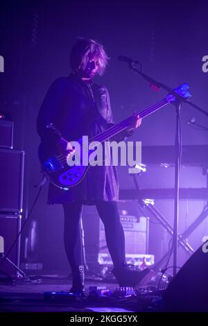 Roberta Sammarelli von der italienischen Gruppe Verdena tritt live auf