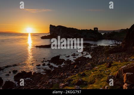 Kinbane Castle bei Sonnenaufgang, Causeway Coast, Nordirland Stockfoto