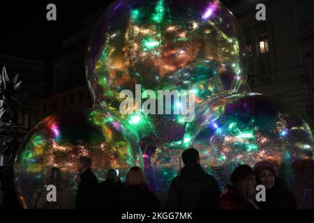 Liverpool als Teil des River of Light Festivals. Diese wurden von Atelier Sisu geschaffen und sind gigantisch. Exchange Flags Square Stockfoto