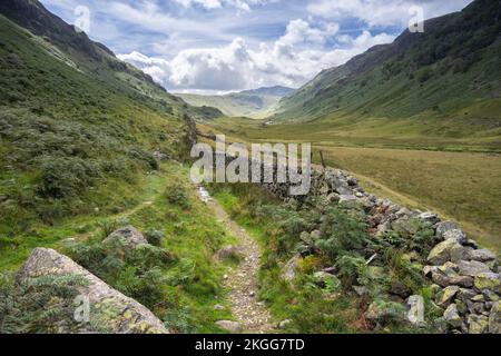 Der Cumbria Way entlang Langstrath Beck, Borrowdale, Lake District, Cumbria, England. Stockfoto