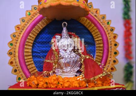 Lakshmi pujan - Göttin laxmi Idol, Kupfer Kalash, Kokosnuss mit rotem Buchhaltungsbuch und haldi Kumkum, laxmi mata ji religiöse Göttin, Stockfoto