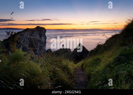 Kinbane Castle bei Sonnenaufgang, Causeway Coast, Nordirland Stockfoto