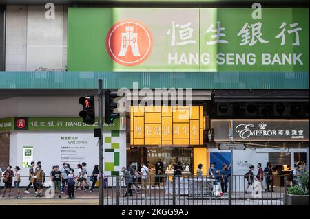 Hongkong, China. 5.. Okt. 2022. Fußgänger gehen vorbei am in Hongkong ansässigen Bank- und Finanzdienstleistungsunternehmen Hang Seng Bank in Hongkong. (Kreditbild: © Sebastian Ng/SOPA Bilder über ZUMA Press Wire) Stockfoto