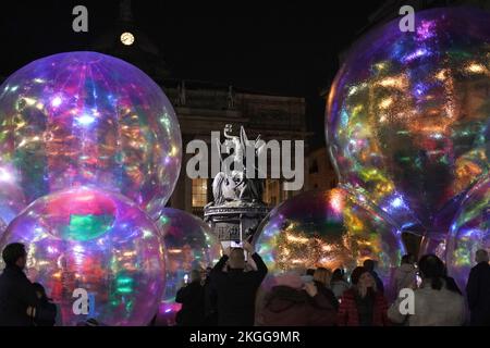 Liverpool als Teil des River of Light Festivals. Diese wurden von Atelier Sisu geschaffen und sind gigantisch. Exchange Flags Square Stockfoto