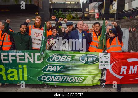 London, Großbritannien. 8.. Oktober 2022. Der Gewerkschaftssekretär Mick Lynch und ein Hund der RMT (Rail, Maritime and Transport Workers) schließen sich vor dem Bahnhof Euston der Streikpostenlinie an, während Eisenbahnarbeiter weitere Walkouts über die Bezahlung durchführen. Stockfoto