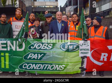 London, Großbritannien. 8.. Oktober 2022. Der Gewerkschaftssekretär Mick Lynch und ein Hund der RMT (Rail, Maritime and Transport Workers) schließen sich vor dem Bahnhof Euston der Streikpostenlinie an, während Eisenbahnarbeiter weitere Walkouts über die Bezahlung durchführen. Stockfoto