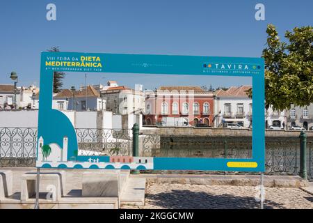 Blick auf den Fluss Gilao mit römischer Brücke und Gebäuden, Tavira, Algarve, Portugal Stockfoto