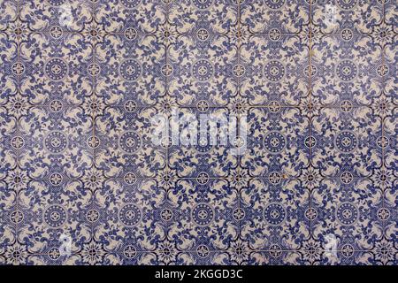 Typisch portugiesische Keramikfliesen an Gebäuden und Häusern, Tavira, Algarve, Portugal Stockfoto