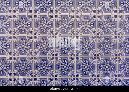 Typisch portugiesische Keramikfliesen an Gebäuden und Häusern, Tavira, Algarve, Portugal Stockfoto