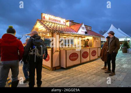 Fastfood-Lieferwagen auf einem Weihnachtsmarkt in Derbyshire Stockfoto