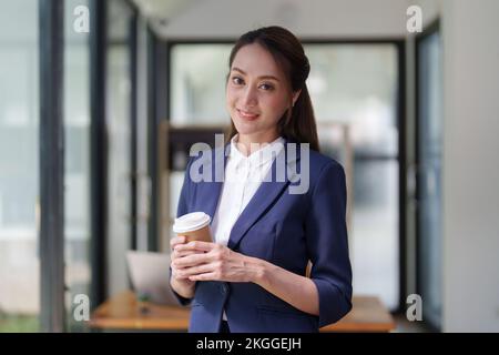 Business-Dokumente, Wirtschaftsprüfer Geschäftsfrau suchen Dokument rechtlichen Vorbereitung Papierkram und Bericht für die Analyse STEUERZEIT, Buchhalter Dokumente Daten Stockfoto
