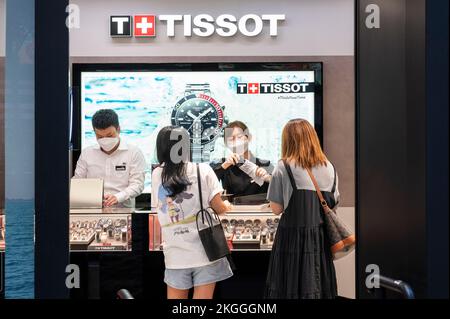Hongkong, China. 5.. Okt. 2022. Käufer werden im Schweizer Uhrmacher Tissot in Hongkong gesehen. (Kreditbild: © Sebastian Ng/SOPA Bilder über ZUMA Press Wire) Stockfoto