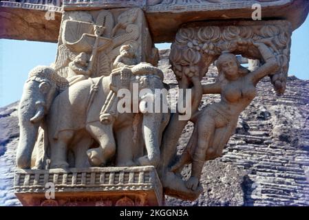 Sanchi ist ein buddhistischer Komplex, berühmt für seine große Stupa, auf einem Hügel in der Stadt Sanchi im Bezirk Raisen im Bundesstaat Madhya Pradesh, Indien. Die große Stupa in Sanchi ist eine der ältesten Steinbauten und ein wichtiges Denkmal der indischen Architektur. Es wurde ursprünglich vom maurischen Kaiser Ashoka dem Großen im 3.. Jahrhundert BCE in Auftrag gegeben. Es wurden vier kunstvoll geschnitzte Toranen (dekorative Tore) und eine Balustrade hinzugefügt, die die gesamte Struktur umgibt. Die Sanchi Stupa, die während der Mauryanzeit erbaut wurde, war aus Ziegeln. Sanchi Stupa steht für seine Bedeutung für das indische Kulturerbe. Stockfoto