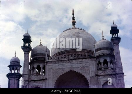 Bibi Ka Maqbara ist ein Grab in Aurangabad, Maharashtra, Indien. Es wurde 1660 vom Mogul-Kaiser Aurangzeb in Andenken an seine Frau Dilras Banu Begum in Auftrag gegeben und gilt als Symbol für Aurangzebs „eheliche Treue“. Stockfoto