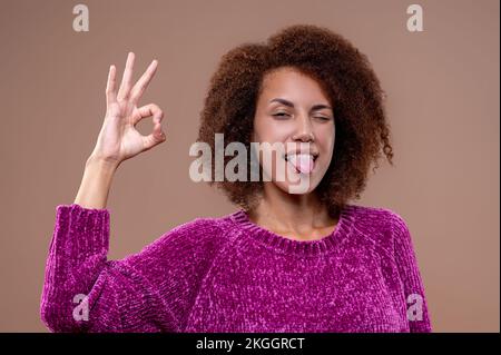 Dunkelhaarige junge Frau, die zufrieden und zufrieden aussah Stockfoto