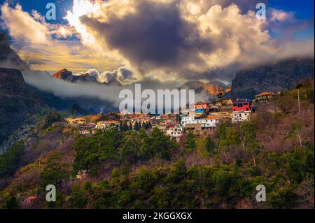 Sonnenuntergang über dem Dorf Curral das Freiras auf Madeira Island, Portugal Stockfoto