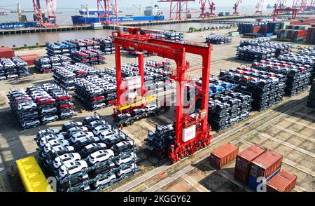 SUQIAN, CHINA - 23. NOVEMBER 2022 - Am Taicang Port Terminal in Suzhou, Jiangs, Wird Eine Charge von Fahrzeugen auf den europäischen Markt exportiert Stockfoto