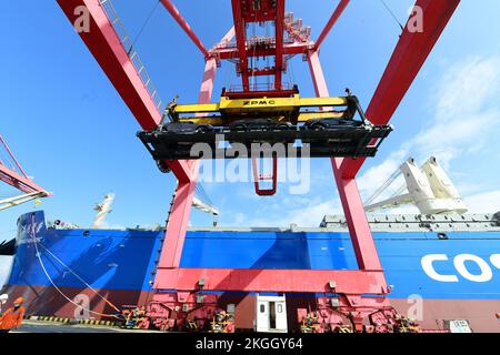 SUQIAN, CHINA - 23. NOVEMBER 2022 - Am Taicang Port Terminal in Suzhou, Jiangs, Wird Eine Charge von Fahrzeugen auf den europäischen Markt exportiert Stockfoto