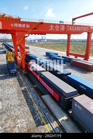 SUZHOU, CHINA - 23. NOVEMBER 2022 - Arbeiter heben Container für den ersten Güterzug von Pinghu südlich von Shenzhen zum Taicang Hafen in Suzhou, Osten Stockfoto