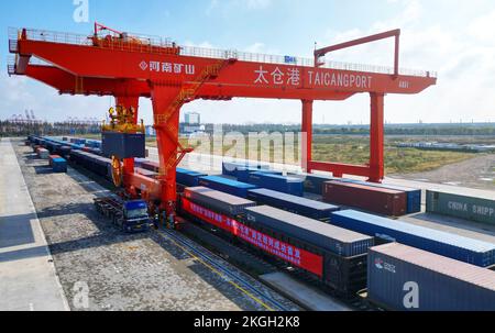 SUZHOU, CHINA - 23. NOVEMBER 2022 - Arbeiter heben Container für den ersten Güterzug von Pinghu südlich von Shenzhen zum Taicang Hafen in Suzhou, Osten Stockfoto