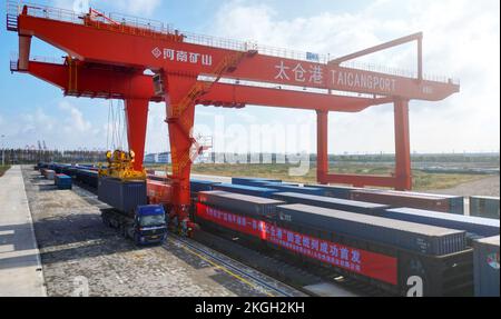 SUZHOU, CHINA - 23. NOVEMBER 2022 - Arbeiter heben Container für den ersten Güterzug von Pinghu südlich von Shenzhen zum Taicang Hafen in Suzhou, Osten Stockfoto