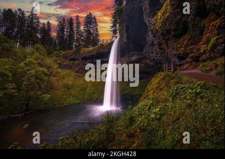 Sonnenuntergang über den South Falls im Silver Falls State Park, Oregon Stockfoto
