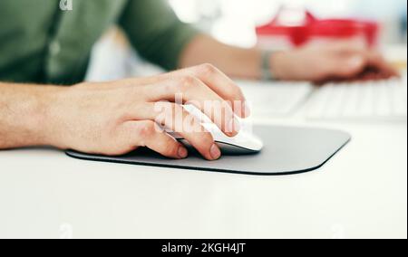 Hand, Computermaus und E-Commerce mit einem Geschäftsmann, der an einem Desktop-PC in seinem Büro arbeitet. Marketing, Software und Vernetzung mit einem Mann Stockfoto