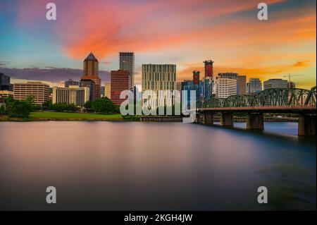 Sonnenuntergang über der Innenstadt von Portland und dem Willamette River in Portland, Oregon Stockfoto