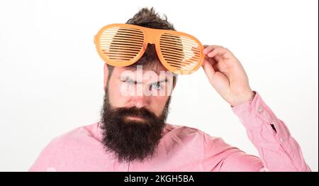 Hipster tragen Rollläden, extrem große Sonnenbrille. Ein bärtiger Mann trägt eine riesige Sonnenbrille mit Schlitzen. Augenschutz Sonnenbrille Accessoire-Konzept Stockfoto