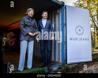 Laren, Niederlande. 23.. November 2022. LAREN - Königin Maxima während ihres Arbeitsbesuchs bei MUD Jeans in Laren, einem kreisförmigen Modeunternehmen, das Jeans nachhaltig entwickelt und wiederverwendet. ANP REMKO DE WAAL netherlands Out - belgien Out Credit: ANP/Alamy Live News Stockfoto