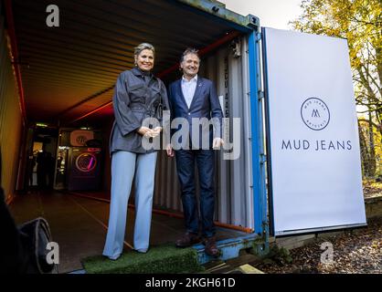 Laren, Niederlande. 23.. November 2022. LAREN - Königin Maxima während ihres Arbeitsbesuchs bei MUD Jeans in Laren, einem kreisförmigen Modeunternehmen, das Jeans nachhaltig entwickelt und wiederverwendet. ANP REMKO DE WAAL netherlands Out - belgien Out Credit: ANP/Alamy Live News Stockfoto