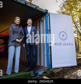 Laren, Niederlande. 23.. November 2022. LAREN - Königin Maxima während ihres Arbeitsbesuchs bei MUD Jeans in Laren, einem kreisförmigen Modeunternehmen, das Jeans nachhaltig entwickelt und wiederverwendet. ANP REMKO DE WAAL netherlands Out - belgien Out Credit: ANP/Alamy Live News Stockfoto