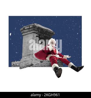 Collage für zeitgenössische Kunst. Kreatives Design. Senior-Mann, Weihnachtsmann, der nachts mit Geschenktüte auf dem Kamin sitzt. Konzept der Winterferien Stockfoto