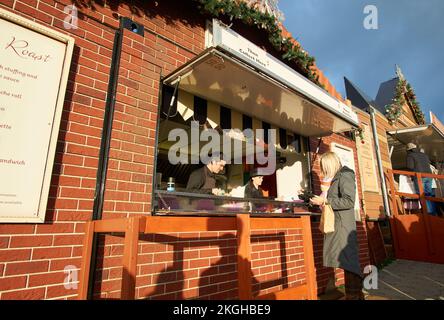 Fastfood-Lieferwagen auf einem Weihnachtsmarkt in Derbyshire Stockfoto