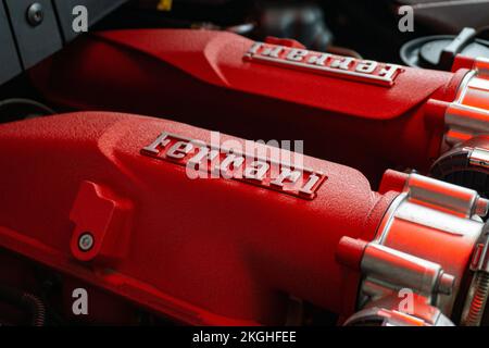 Eine Nahaufnahme der Details über die roten Motoren eines Ferrari Portofino Autos Stockfoto