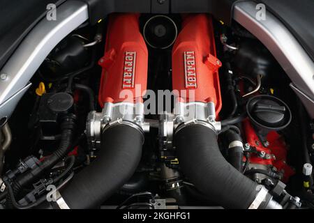 Eine Nahaufnahme der Details über die roten Motoren eines Ferrari Portofino Autos Stockfoto