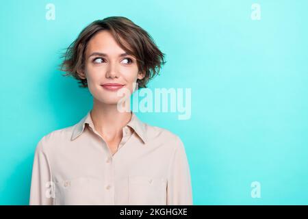 Großaufnahme Foto einer charmanten, hübschen jungen Dame tragen beigefarbenes Hemd Büro Unternehmer-Arbeitgeber-Modell Nützliche Informationen isoliert auf Cyan-Farbe Stockfoto