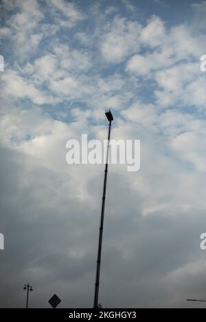 Verlängertes Hubgerüst mit Plattform. Schießt in der Höhe. Lange Teleskopstange. Arbeitsdetails in der Höhe. Stockfoto