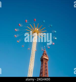 Star Flyer-Fahrt mit Blackpool Tower im Hintergrund an einem sonnigen Wintertag Stockfoto