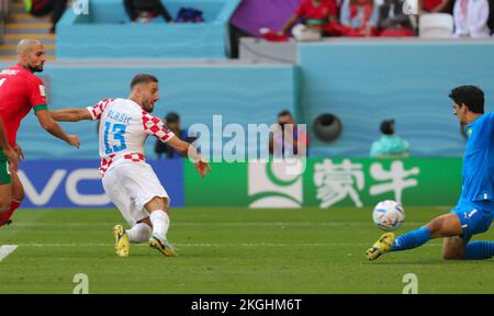 Al-Khor, Katar. 23.. November 2022. Der marokkanische Torwart Yassine Bounou stoppt den Ball während eines Fußballspiels zwischen Marokko und Kroatien in Gruppe F der FIFA-Weltmeisterschaft 2022 in Al Khor, Staat Katar, am Mittwoch, den 23. November 2022. BELGA PHOTO VIRGINIE LEFOUR Kredit: Belga News Agency/Alamy Live News Stockfoto