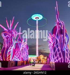 Star Flyer und Odyssey auf der Kirmes auf der Blackpool Promenade während der Weihnachtszeit 2022 Stockfoto