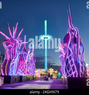 Star Flyer und Odyssey auf der Kirmes auf der Blackpool Promenade während der Weihnachtszeit 2022 Stockfoto